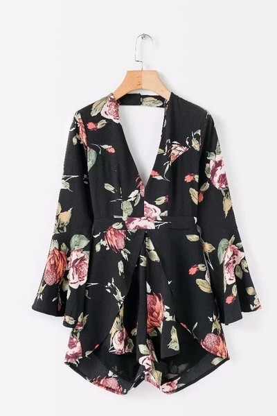 Stílusos női kombiné fekete színben virágmotívumokkal és V-nyakkal