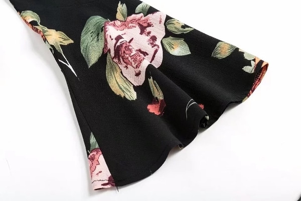 Stílusos női kombiné fekete színben virágmotívumokkal és V-nyakkal