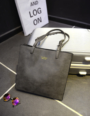 Κομψή γυναικεία τσάντα σε ένα καθαρό μοτίβο σε δύο χρώματα