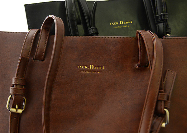 Κομψή γυναικεία τσάντα σε ένα καθαρό μοτίβο σε δύο χρώματα