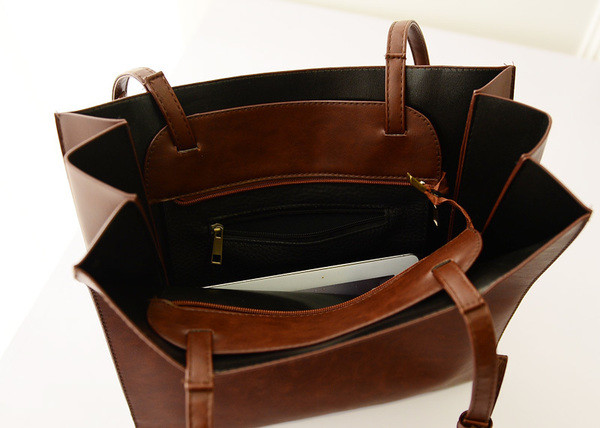 Κομψή γυναικεία τσάντα σε ένα καθαρό μοτίβο σε δύο χρώματα