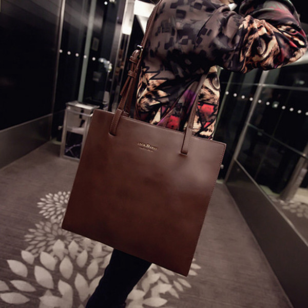 Κομψή γυναικεία τσάντα σε ένα καθαρό μοτίβο σε δύο χρώματα