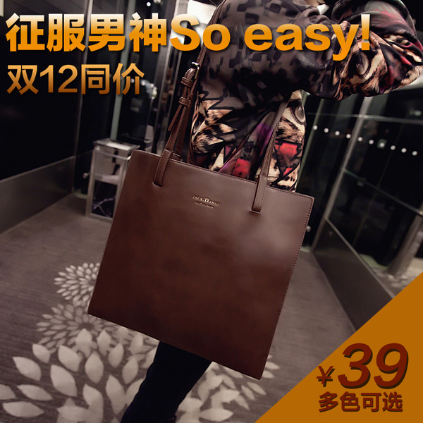 Κομψή γυναικεία τσάντα σε ένα καθαρό μοτίβο σε δύο χρώματα