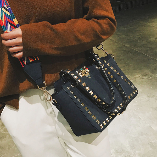 Geanta de dama eleganta cu maner scurt si lung colorat si nituri decorative in trei culori