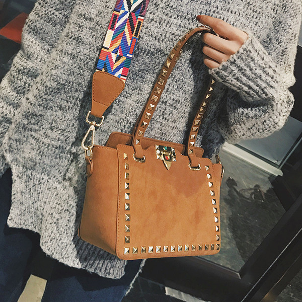 Geanta de dama eleganta cu maner scurt si lung colorat si nituri decorative in trei culori