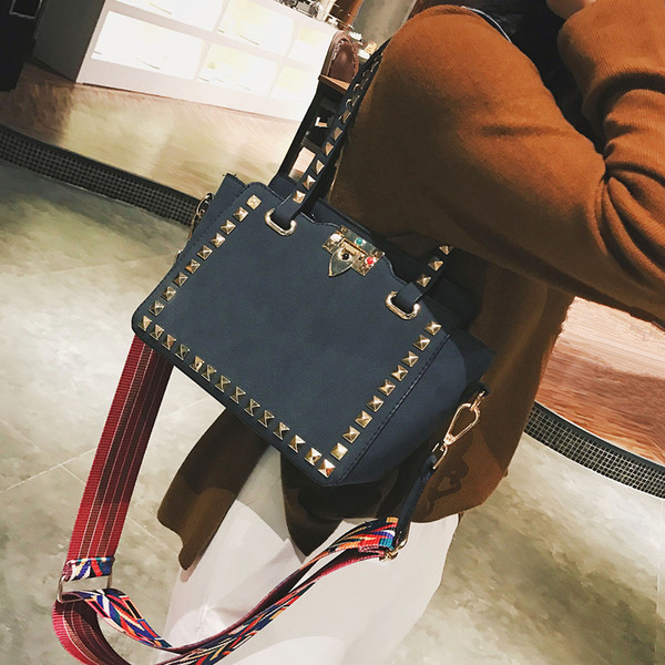 Geanta de dama eleganta cu maner scurt si lung colorat si nituri decorative in trei culori