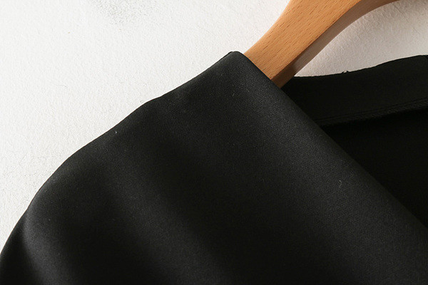 Κομψό γυναικείο φόρεμα  με φαρδιά μανίκια και ντεκολτέ σε σχήμα V