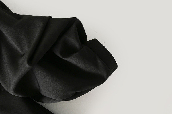 Κομψό γυναικείο φόρεμα  με φαρδιά μανίκια και ντεκολτέ σε σχήμα V