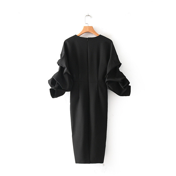 Κομψό γυναικείο φόρεμα  με φαρδιά μανίκια και ντεκολτέ σε σχήμα V