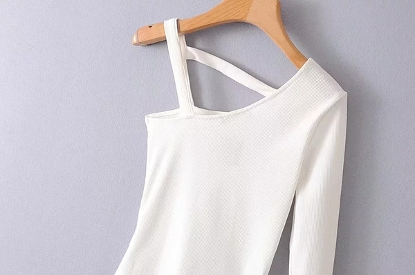 Κομψό γυναικείο κορμάκι με ένα μανίκι και λουριά