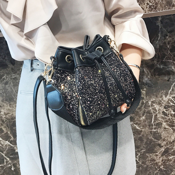 Γυαλιστερό γυναικείο σακίδιο - μίνι σε δύο χρώματα