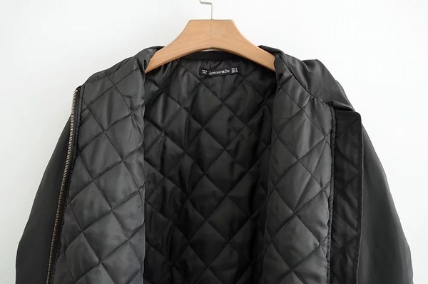 Αθλητικό γυναικείο μπουφάν  με ενδιαφέρον κολάρο σε δύο χρώματα