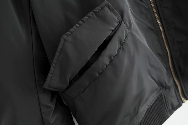 Αθλητικό γυναικείο μπουφάν  με ενδιαφέρον κολάρο σε δύο χρώματα