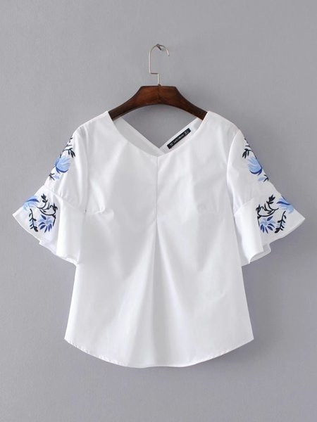 Tricou elegant de damă în albastru cu broderie pe mâneci