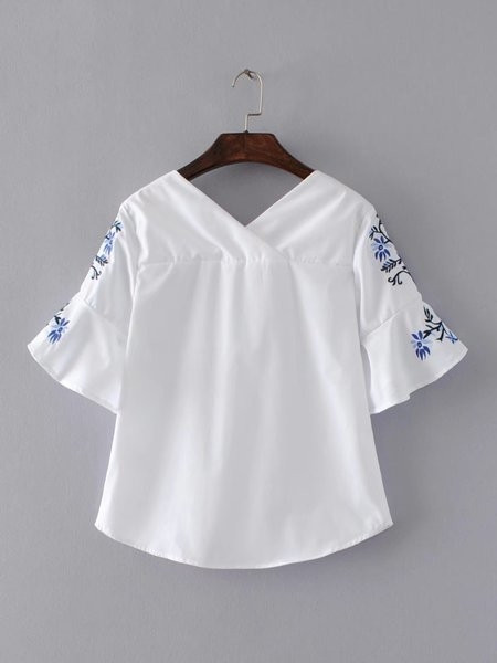 Tricou elegant de damă în albastru cu broderie pe mâneci