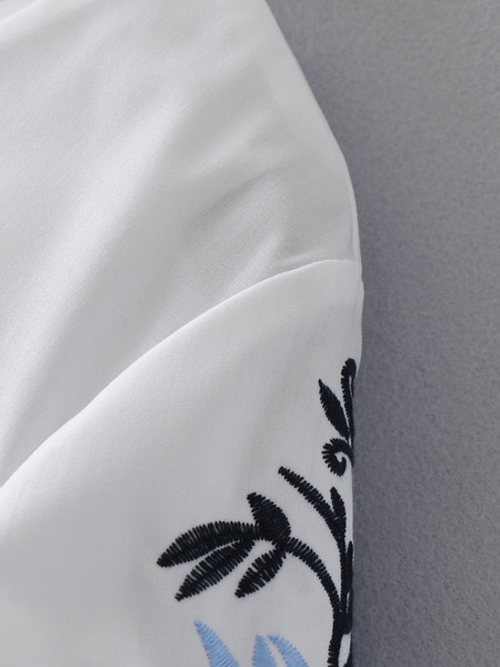 Tricou elegant de damă în albastru cu broderie pe mâneci