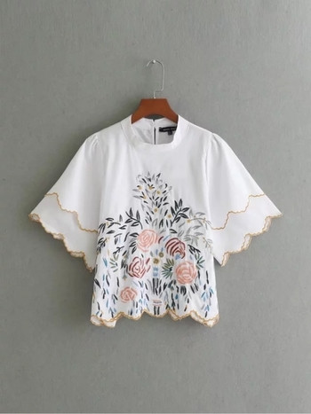 Ежедневна дамска тениска с флорален мотив и разкроени ръкави, в бял цвят