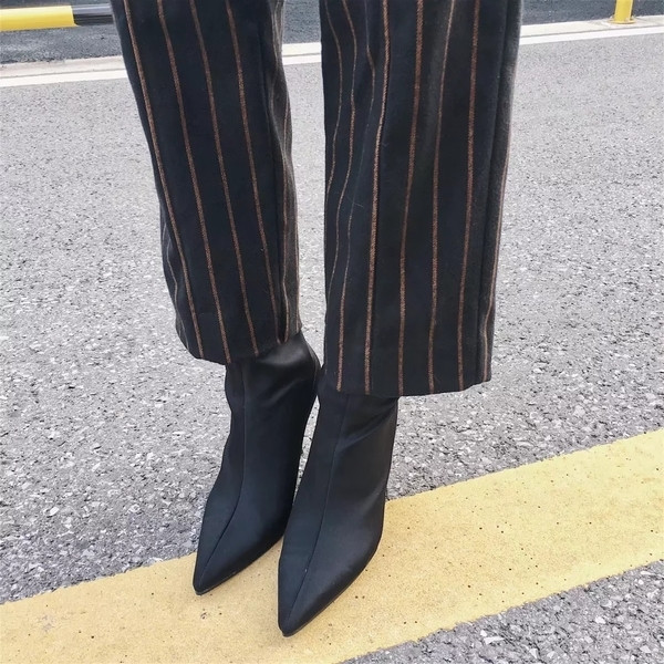 Elegáns női nadrág magas derékkal, csíkokkal és gombokkal