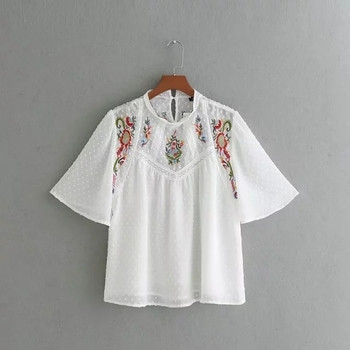 Лятна дамска тениска в бял и черен цвят с флорална бродерия