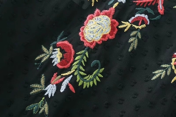 Καλοκαιρινό γυναικείο μπλουζάκι σε λευκό και μαύρο με λουλούδια κεντήματος