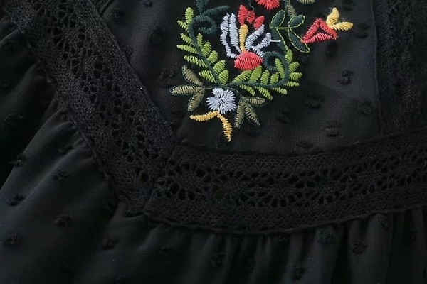 Καλοκαιρινό γυναικείο μπλουζάκι σε λευκό και μαύρο με λουλούδια κεντήματος