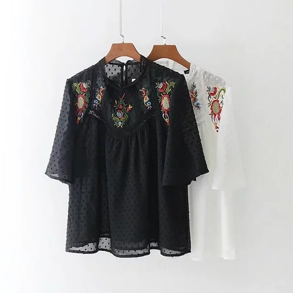 Καλοκαιρινό γυναικείο μπλουζάκι σε λευκό και μαύρο με λουλούδια κεντήματος