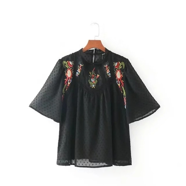 Καλοκαιρινό γυναικείο μπλουζάκι σε λευκό και μαύρο με λουλούδια κεντήματος