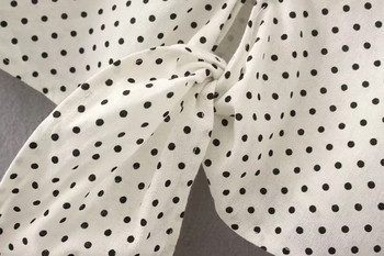 Ежедневна дамска скъсена риза в бял цвят на точки с дълбоко деколте