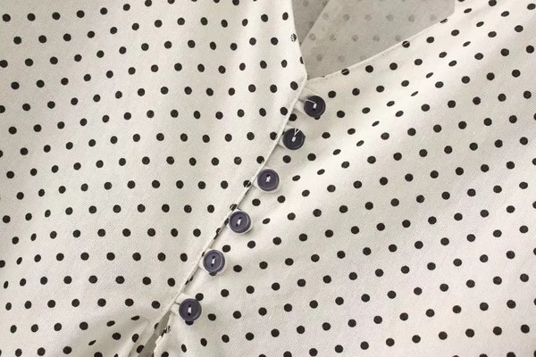 Alkalmi női rövid ing fehér színben pöttyökkel, mély nyakkivágással