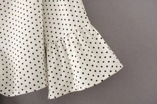 Alkalmi női rövid ing fehér színben pöttyökkel, mély nyakkivágással