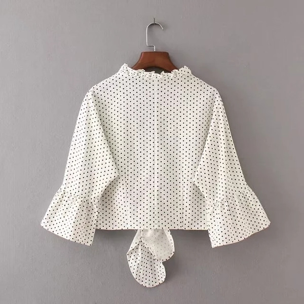 Alkalmi női rövid ing fehér színben pöttyökkel, mély nyakkivágással