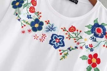 Стилна дамска ежедневна тениска с флорална декорация в бял и черен цвят