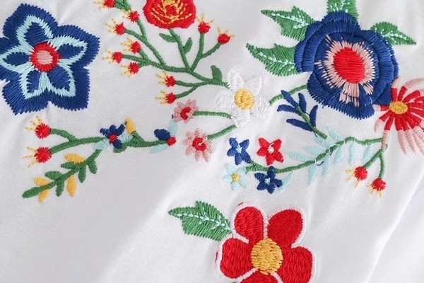 Tricou casual de damă elegant cu decor floral în alb și negru