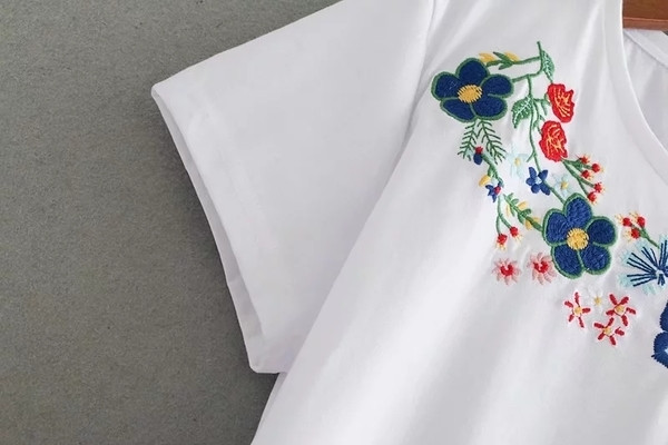 Tricou casual de damă elegant cu decor floral în alb și negru