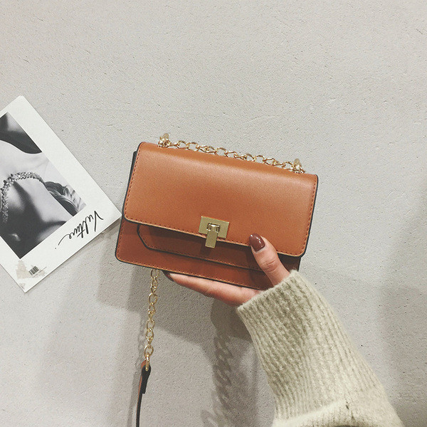 Egyszerű mini női táska hosszú fém fogantyúval