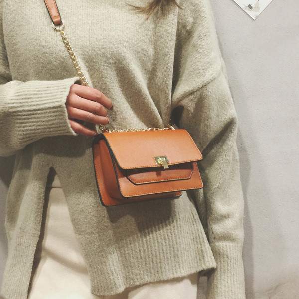 Egyszerű mini női táska hosszú fém fogantyúval