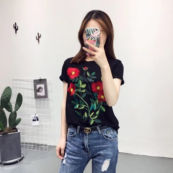 Απαλή γυναικεία μπλούζα με floral κεντήματα