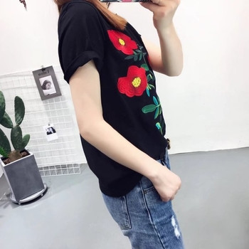 Απαλή γυναικεία μπλούζα με floral κεντήματα