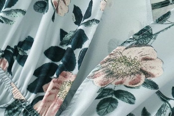  Γυναικείο ολόσωμο παντελόνι με βαθιά διακόσμηση και floral εκτύπωση