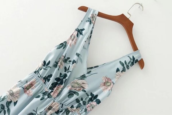 Bő női jumpsuit mély nyakkivágással és virágmintával