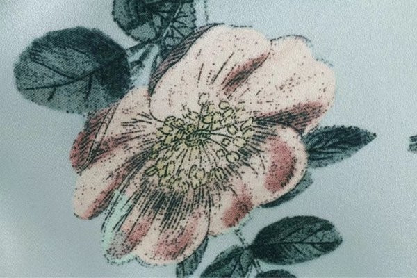 Bő női jumpsuit mély nyakkivágással és virágmintával