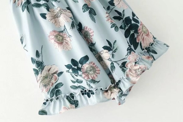 Bő női jumpsuit mély nyakkivágással és virágmintával