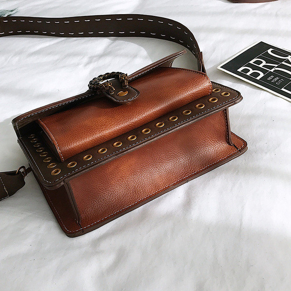 Eko bőrből készült egyszerű női táska széles pánttal, többféle színben