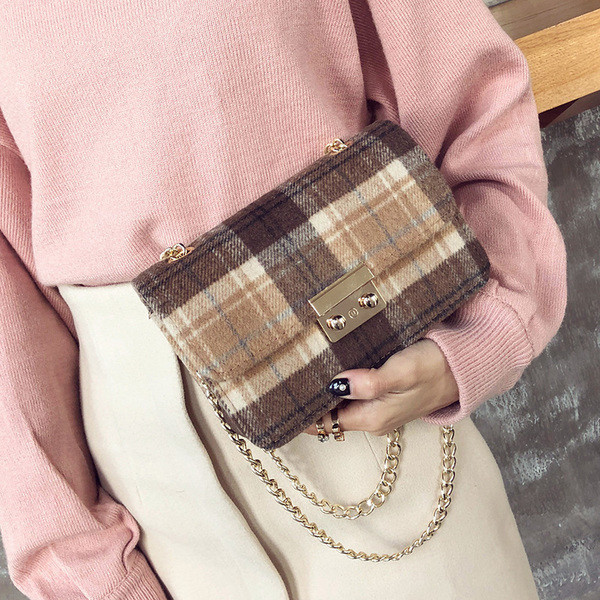 Mini női szögletes táska hosszú fém fogantyúval, különböző színekben