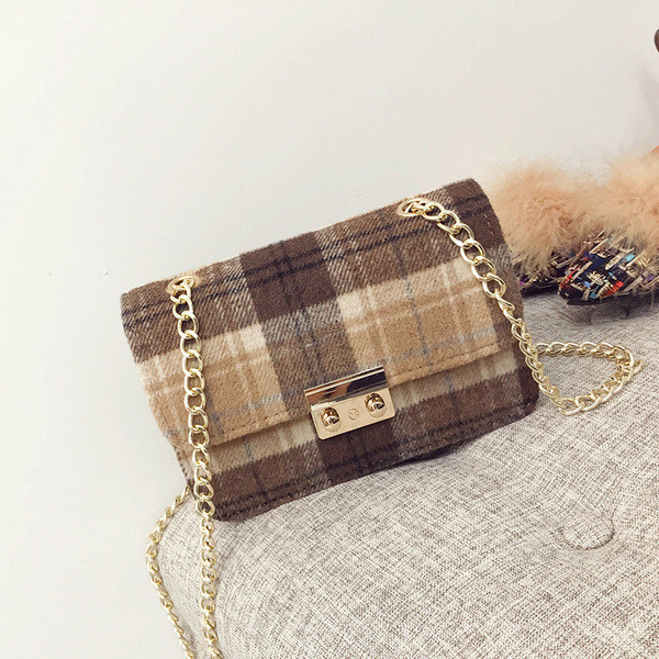 Mini női szögletes táska hosszú fém fogantyúval, különböző színekben