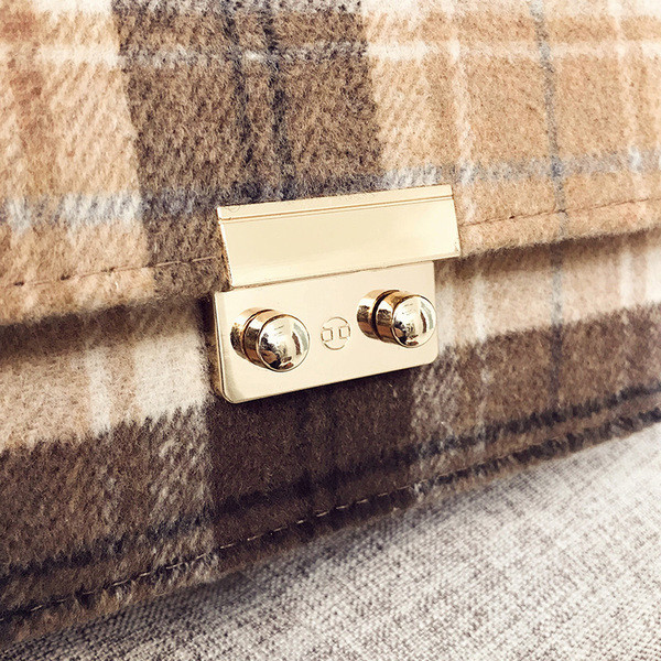 Mini női szögletes táska hosszú fém fogantyúval, különböző színekben