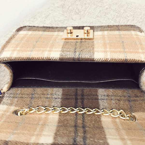 Mini női szögletes táska hosszú fém fogantyúval, különböző színekben