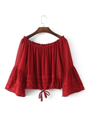 Ефирна дамска блуза в червен цвят с голи рамене