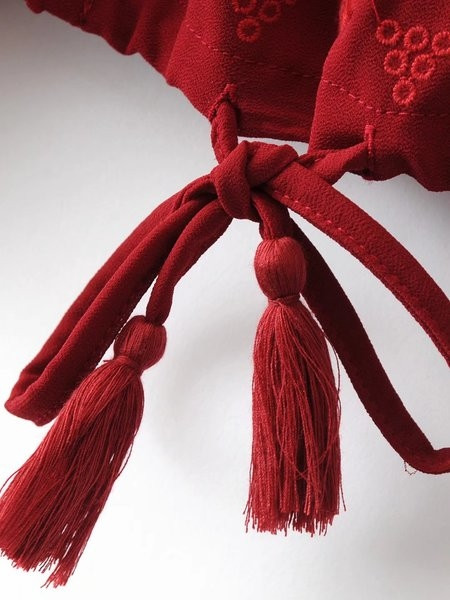 Egy éteri női blúz piros színben, csupasz váll