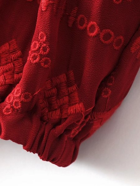 Egy éteri női blúz piros színben, csupasz váll